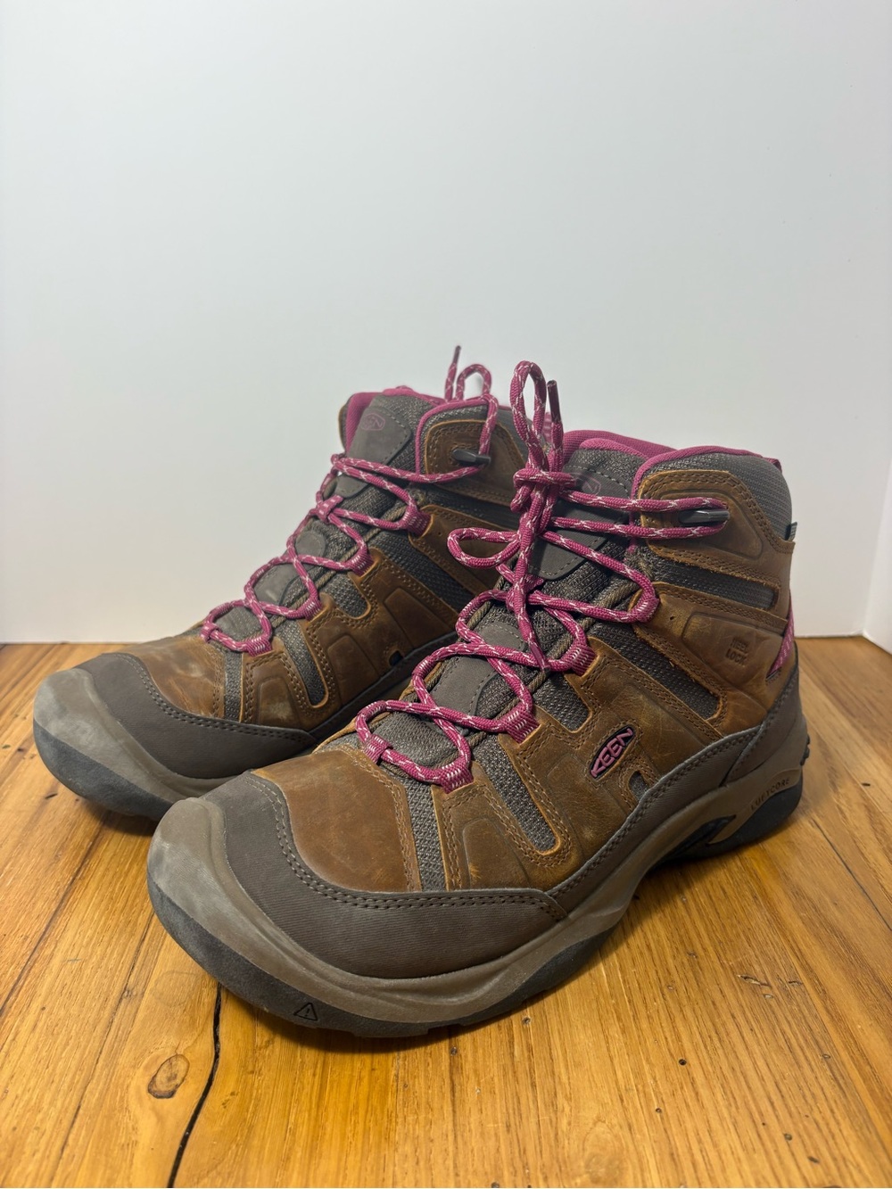 KEEN || Circadia Women’s Hiking Boots in Syrup/Boysenberry